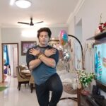 Karanvir Bohra Instagram - How old are you according to your body? You gotta try it, it's awesome...... My body is above 75 years 😤😤😤 5secs - 65 years 6 to 10secs - 50 to 64yrs 11 to 15secs - 40 to 49yrs 16 to 21secs - 30 to 39yrs 21 to 30secs - 20 to 29yrs 31secs > u r not frm this planet
