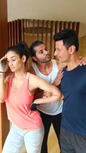 Karanvir Bohra Instagram - Friends change after marriage... But a true friend will never give up on them.... 😂😂😂😂
#bromance @meet_bros_manmeet @karishmamodi23