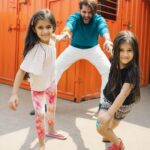 Karanvir Bohra Instagram - My Lil munchies, they love coming to all my shoots 💋💋💋 Bella/Vienna : we want to be on set with dad the full day