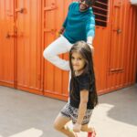Karanvir Bohra Instagram - My Lil munchies, they love coming to all my shoots 💋💋💋 Bella/Vienna : we want to be on set with dad the full day