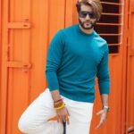 Karanvir Bohra Instagram - Basssss, was missing my beard... Should I grow it back?