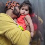 Karanvir Bohra Instagram - Koi mujhe yeh samjhaye, how is their smell so intoxicating? Who loves smelling babies? Me : 🙋‍♂️🙋🙋‍♂️🙋🙋‍♂️🙋