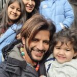 Karanvir Bohra Instagram - From us ❤❤❤❤❤❤❤❤❤ #happynewyear @bombaysunshine @twinbabydiaries @thebabysnowflake