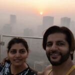 Karanvir Bohra Instagram - Whenever I would win in a fight with my sister, her last weapon would be 'PAPAAAAAA.....' and then I would have to hear the end of it from everyone.... I miss those days dids 🤗🤗🤗 @minksrulz P.s. and btw that's the rising Sun and not a sunset...