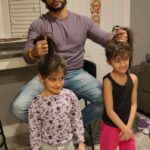 Karanvir Bohra Instagram - So this is how is done @bombaysunshine Thanks to her, I Learnt a new way of doing their hair for Christmas ❄️☃️🎅🤶🌲🎄 #twinsdad #fatherofdaughters