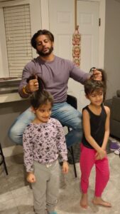 Karanvir Bohra Instagram - So this is how is done @bombaysunshine
Thanks to her, I Learnt a new way of doing their hair for Christmas ❄️☃️🎅🤶🌲🎄 #twinsdad #fatherofdaughters