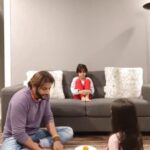 Karanvir Bohra Instagram - Must try this with your children... And if you would like to challenge yourself, you should try it too. #fatherdaughter #twinsdad #karnvirbohra #Bellabora & #viennabora