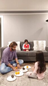 Karanvir Bohra Instagram - Must try this with your children... And if you would like to challenge yourself, you should try it too.
#fatherdaughter
#twinsdad #karnvirbohra #Bellabora & #viennabora
