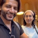 Karanvir Bohra Instagram - She just didn’t marry me for my good looks, the icing was the #senseofhumor This is #inreallove Watch this show #inreallove on @netflix_in our buddies @instaraghu and @rajivlakshman have produced it and our buddies @gauaharkhan and @rannvijaysingha are hosting it…. And on our buddy @tedsarandos platform @netflix P.s. Raghu and rajiv know we are their buddies Runvijay and Gauahar know we are their buddies Ted sarandos doesn’t know we are his buddies… YET.