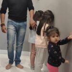 Karanvir Bohra Instagram - When the girls get timeout by mom, NEVER EVER GET IN THE MIDDLE OF IT. #fatherdaughter #christmas #canadawinter #punjabi #marwari #family #kvb #karnvirbohra #wenesday