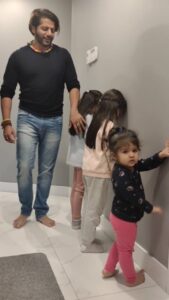 Karanvir Bohra Instagram - When the girls get  timeout by mom, NEVER EVER GET IN  THE MIDDLE OF IT.
#fatherdaughter #christmas #canadawinter #punjabi #marwari #family #kvb #karnvirbohra #wenesday