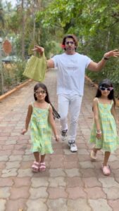 Karanvir Bohra Instagram - The pretty girls at Day1 #creatorsretreat @artofliving ashram! 😄🙏 What an awesome idea for a digital creators getaway! #jaigurudev 

#day1 #creatorsmeetup #artofliving #bangalore #aolkids #srisriravishankar #gurudev #influencersmeet