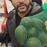 Karanvir Bohra Instagram - Bombay mein loot machi hai..... In Bombay 1 #avacado is for 400 rupees #Canada mein $6:50cents ke 8 pieces aarahe hai.... #vancouver
