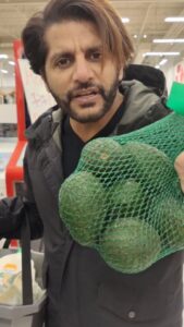 Karanvir Bohra Instagram - Bombay mein loot machi hai.....
In Bombay 1 #avacado is for 400 rupees
#Canada mein $6:50cents ke 8 pieces aarahe hai....
#vancouver