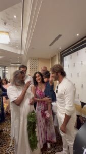 Karanvir Bohra Instagram - My #gurudev love you so much! 

First time my youngest baby met #Guruji.. she just woke up from a nap so a bit grumpy.. but so happy she got to meet someone so close to my heart! @srisriravishankar ❤ 

#jaigurudev #AOL #artofliving #artoflivingfoundation