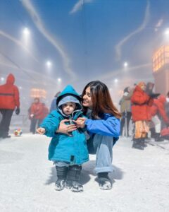 Kishwer Merchant Instagram - 'tis the season to be jolly ❤️

He was introduced to snow today for the 1st time , prepping him up for a winter trip next year 🤣🤩

Thank u @suyyashrai  for this amazing click 😁❤️