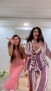 Kishwer Merchant Instagram - Kiwiiiii ke saath Chicken wings🐣🐥 
#chickenwings #trendingreels#trendingsongs #reelitfeelit #funonset #instagramreels #reelsinstagram #kyy #voot #happypeople