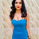 Kriti verma Instagram - Not afraid to tell my own story!!🤘🏻 . . . . . . . #blue #trials #fittings #kriti #kritiverma #talgirl #tubedress #curlyhair #redlips #shortdress #outfit #pose #jaimatadi🙏🏻🧿 Cherish Studios