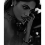 Lopamudra Raut Instagram - I’d like a martini, shaken not stirred ! Shot by @kapilcharaniya Outfit- @rockystarofficial Makeup and hair - @nilamkenia Assisted- @pranzzz_gaikwad Jewellery- @dazzlebyneha Styled by - @petulabrowne #vintage #blackandwhite #jamesbond #classic