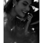 Lopamudra Raut Instagram - I’d like a martini, shaken not stirred ! Shot by @kapilcharaniya Outfit- @rockystarofficial Makeup and hair - @nilamkenia Assisted- @pranzzz_gaikwad Jewellery- @dazzlebyneha Styled by - @petulabrowne #vintage #blackandwhite #jamesbond #classic