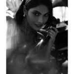 Lopamudra Raut Instagram - I’d like a martini, shaken not stirred ! Shot by @kapilcharaniya Outfit- @rockystarofficial Makeup and hair - @nilamkenia Assisted- @pranzzz_gaikwad Jewellery- @dazzlebyneha Styled by - @petulabrowne #vintage #blackandwhite #jamesbond #classic