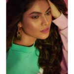Lopamudra Raut Instagram - Me thinking about how am I gonna spend my weekend ..! What are you guys doing ?? Concept & Photography: @priyankknandwana MUA: @gchakravarthyy Stylist: @eshaamiin1 Hairstylist: @little_hair_poetry Location and Produced by: @mayrafashionstudio earrings by @mnr_by_neetu #weekend #sweatshirt #photoshoot