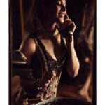 Lopamudra Raut Instagram - Hola ! Mi amor 📞🧡 shot by @kapilcharaniya Outfit- @rockystarofficial Makeup and hair - @nilamkenia Assisted-@pg_009_hairand_makeup Jewellery- @dazzlebyneha Styled by - @petulabrowne venue- @thebutlerandthebayleaf #vintage #80s #photo #backintheday #miamore