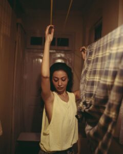 Madhurima Roy Instagram - Kapdon ke beech photo shoot karte hue😅 🎞
..
Creative genius, photographer & friend @bharat_rawail 

..
From the archives