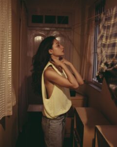 Madhurima Roy Instagram - Kapdon ke beech photo shoot karte hue😅 🎞
..
Creative genius, photographer & friend @bharat_rawail 

..
From the archives