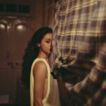 Madhurima Roy Instagram - Kapdon ke beech photo shoot karte hue😅 🎞 .. Creative genius, photographer & friend @bharat_rawail .. From the archives