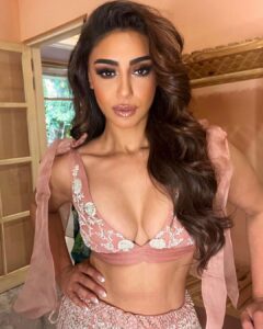 Mahek Chahal Instagram - #shootmode
Styled by @hoorvi.j.valaya 
Make up by @ankchikara.artistry 
Outfit by :
#KotwaraMeeramuzzafarAli.