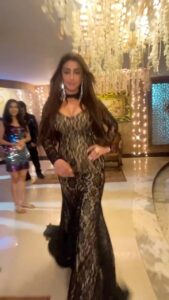 Mahek Chahal Instagram - The catwalk 🐈

#catwalk #rampwalk #fashionista #fashion #blackgown #smileplease #lookoftheday #workmode #bollywoodactresses #india #mahekchahal #naagin6🐍 #tallwomen #rampshow #glamour #hairfashion