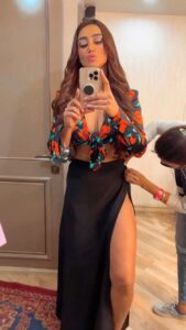 Mahek Chahal Instagram - Caption this !  #mahekchahal #dressup #actorslife #shootinglife #naagin6 #filmcity #india #reelsinstagram #makeupandhair #glamtime #bollywood #feed #vanitymirror