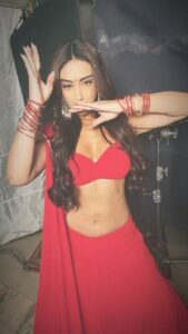 Mahek Chahal Instagram - One of my most super hit songs Frm the movie #Chameli. #SajnaVeSajna  Big hug 2 @ashley_rebello for the reason behind me doing this song . Love u always. ❤️❤️🙏🏻😘