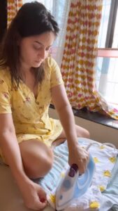 Mahhi Vij Instagram - What I do In a day
Why I have no time to party
Why I have very few hours to talk on the phone 
No time to go to gym 
But u know what it’s worth it ❤️
Doing things for your child makes me happy
Exercise ki exercise…aur active bhi rehti hu 
❤️😜💜