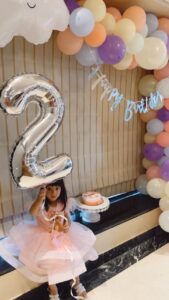 Mahhi Vij Instagram - Happy 3 years my jaan
You are growing up to be such a giving child that it amazes me everyday.💜Thank you for the love,the happiness.I thank god each day for giving me such a beautiful child mumma loves you jaan.May you keep spreading love and light 
Happy birthday princess @tarajaymahhi 
Dress @miakkikidz