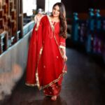 Mahhi Vij Instagram - Let the shade of red, the shade of love shine ❤️ #HappyKarwaChauth 📸: @prashantsamtani 👗: @theloom.in 💄: @makeupbyrishabk 📍: @bandramitron Team: @brandnbuzz