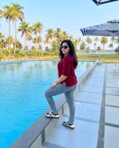 Malavika Menon Instagram - This is what staycation looks like…. Unbothered ..relaxed..😇☺️😄casual! 
Pc @pramodpappan007 @nima_chandran 
@ @bluesereneresorts 
Last weekend with backwater & coconut trees! 🤗