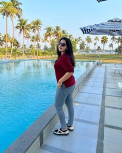 Malavika Menon Instagram - This is what staycation looks like…. Unbothered ..relaxed..😇☺️😄casual! 
Pc @pramodpappan007 @nima_chandran 
@ @bluesereneresorts 
Last weekend with backwater & coconut trees! 🤗
