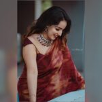 Malavika Menon Instagram – Sariee it’s the epitome of poise grace & beauty…🍁❤️🧡🤎🌝☺️👄🤗🤩

Wearing @damanz.designs mua @aswathi_sasidharan__ pc @amal_photographi_  jewelry @alameen_fashion_jewels