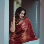 Malavika Menon Instagram – Sariee it’s the epitome of poise grace & beauty…🍁❤️🧡🤎🌝☺️👄🤗🤩

Wearing @damanz.designs mua @aswathi_sasidharan__ pc @amal_photographi_  jewelry @alameen_fashion_jewels