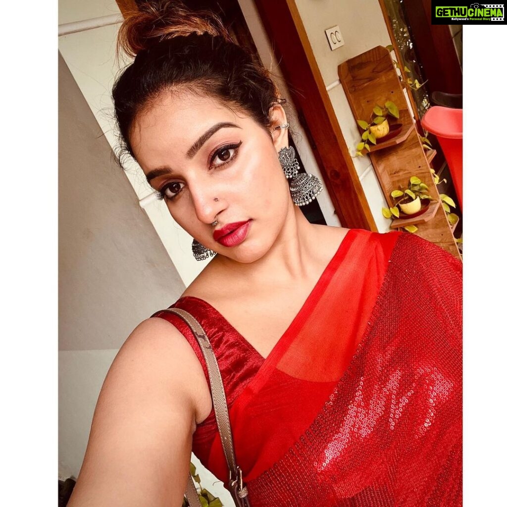 Malavika Menon Instagram - ❤️⚡️🌹✨geme a red saree & I can instantly transform into a filmy heroine 🥰😉🌝