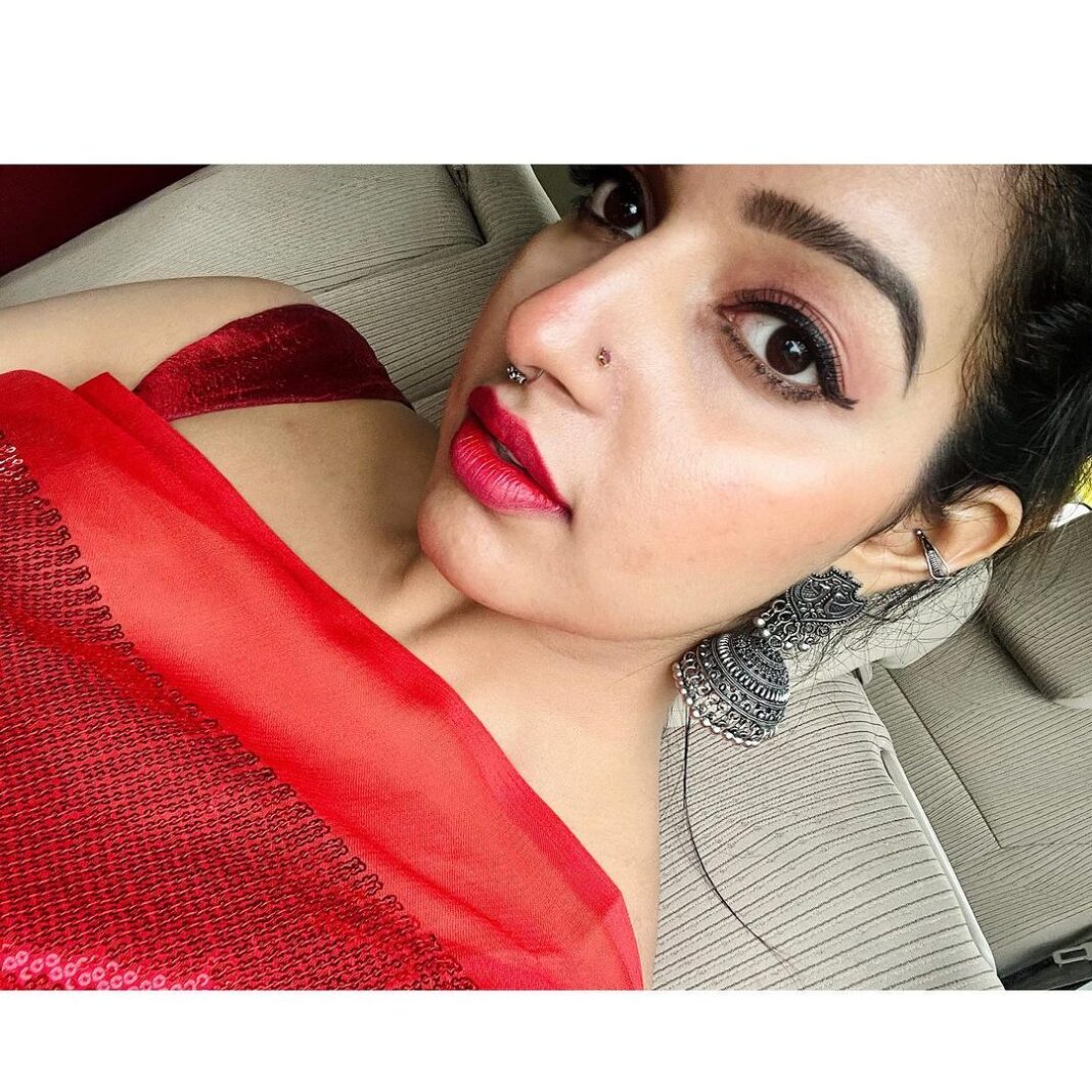 Malavika Menon Instagram ️⚡️🌹 Geme A Red Saree And I Can Instantly Transform Into A Filmy 9803