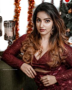 Malavika Menon Instagram - Merry Christmas loves🎅🎁✨
Wearing @fingerprinz_bridal_hub
Capture @jishnumurali_ 
MAKEUP : @_arya_jithins_makeover
Hair : @makeovers_by_anjaly