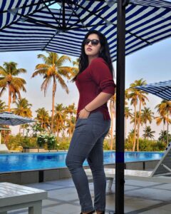 Malavika Menon Instagram - This is what staycation looks like…. Unbothered ..relaxed..😇☺️😄casual! 
Pc @pramodpappan007 @nima_chandran 
@ @bluesereneresorts 
Last weekend with backwater & coconut trees! 🤗