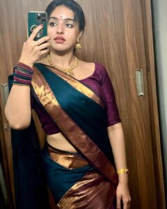 Malavika Menon Instagram - 💛✨
#goodvibes #navaratri #2022 #traditional #antique #dhavani #durgapuja
Dressed in @swayamvarasilksindia ✨