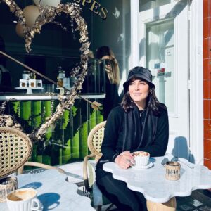 Mandana Karimi Instagram - “ If we don’t tell our own stories , no one else will “ 
London memories 🌷💕 
.
.
.
.
#travel #mylife #london🇬🇧 #mandanakarimi
