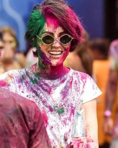 Mandana Karimi Instagram - Holi haiiii 💙💚💛🧡💜 #holi