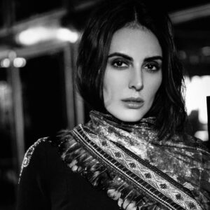 Mandana Karimi Instagram - ره میخانه و مسجد کدام است
که هر دو بر من مسکین حرام است
ره میخانه و مسجد کدام است
که هر دو بر من مسکین حرام است
نه در مسجد گذارندم که رند است
نه در میخانه کین خمار خام است
ورای مسجد و میخانه راهی است
بجوئید ای عزیزان کین کدام است
به میخانه امامی مست خفته است
نمیدانم که آن بت را چه نام است
مرا کعبه خرابات است امروز
حریفم قاضی و ساقی امام است
برو عطار کو خود میشناسد
که سرور کیست سرگردان کدام است.....#شجریان 🖤