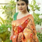 Mayuri Deshmukh Instagram - Gorgeous exclusive Paithani @massakali_saree 🧡 📸 @nikhil.p.sawant 🧡 Beautiful Makeup by @priyankapotnis_makeupandhair 🧡 Hair by @makeoverby_sanyukta 🧡